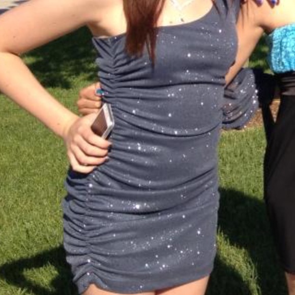 One-Sleeve Bodycon Dress - Picture 2 of 5